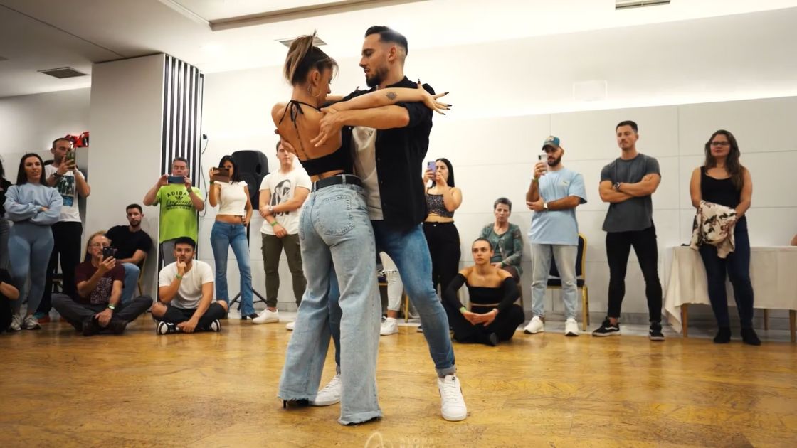 Cargar video: Alonso y Noelia Bailando