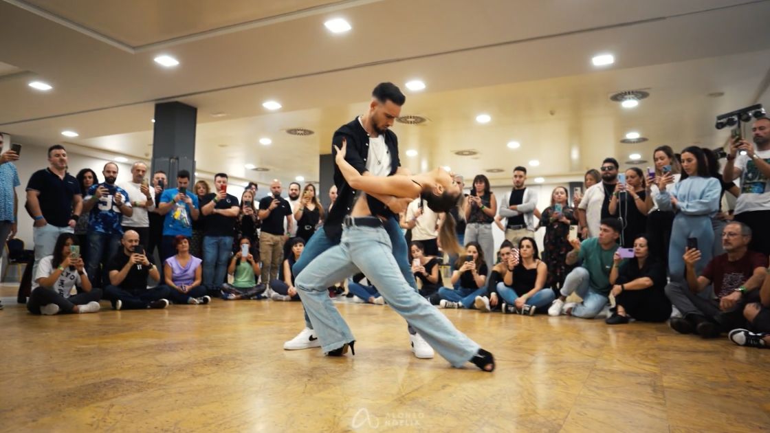 Cargar video: clases bachata sensual online